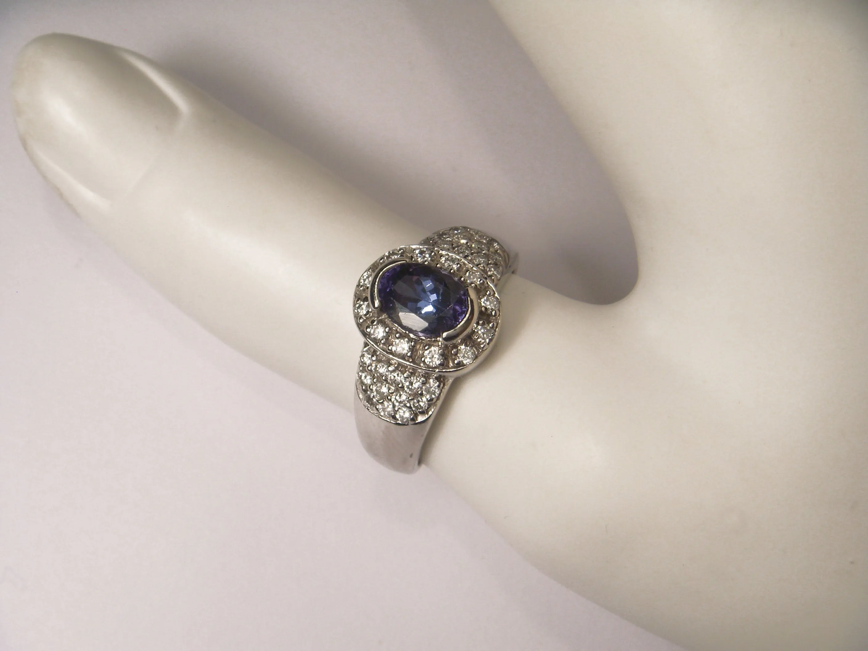 Exquisite 14K White Gold Diamond Tanzanite Designer Ring Band