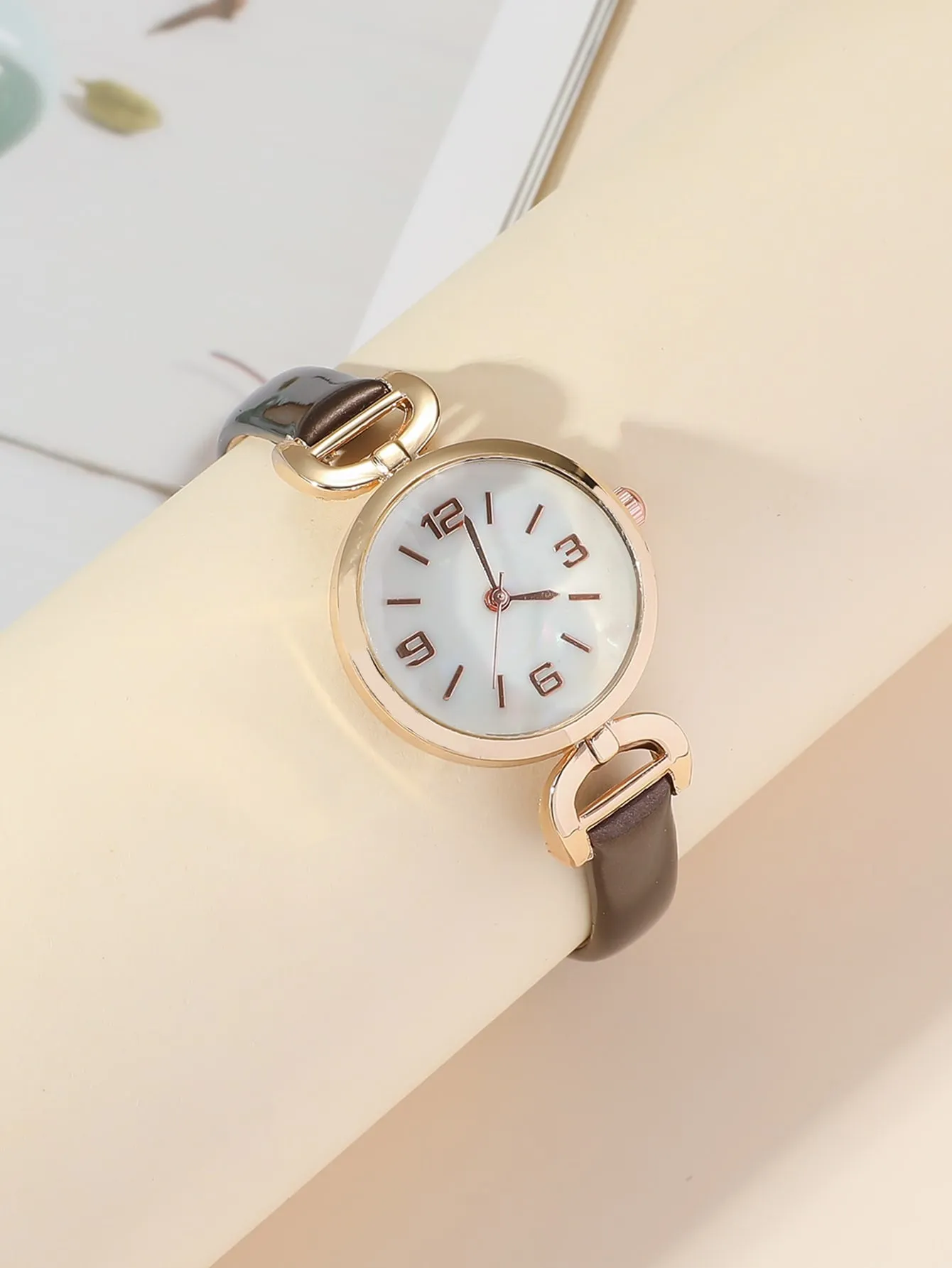 Minimalist Round Pointer Quartz Watch - Coffee Brown